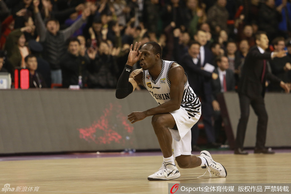 哈德森调皮地躺在地板上，紧握篮球不放手，眼神中流露出自信与戏谑，仿佛在告诉对手比赛已经失去悬念