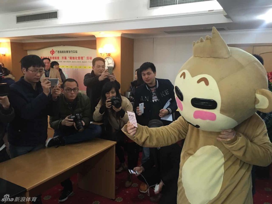 樊振東全錦賽適應場地訓練