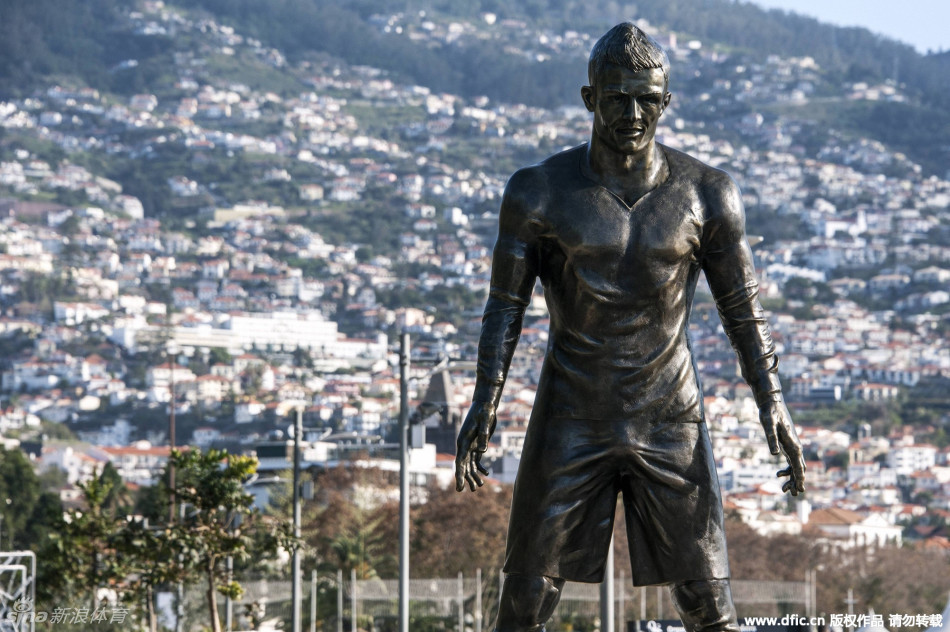 C罗标志性庆祝动作雕像亮相家乡