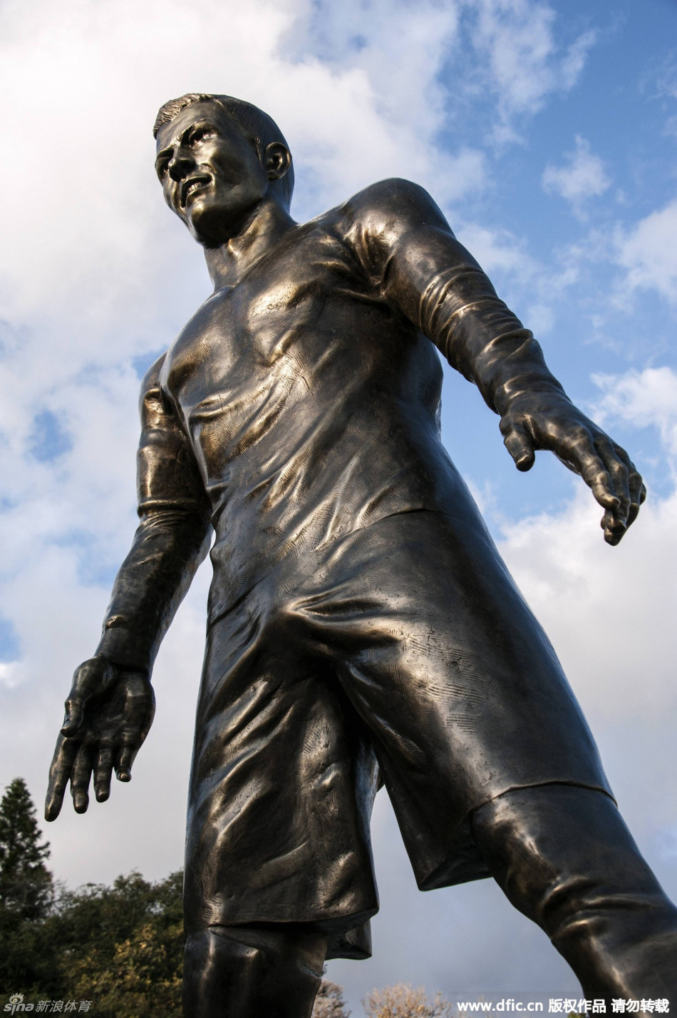 C罗标志性庆祝动作雕像亮相家乡