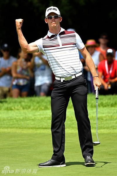 斯通在更衣室内与金光闪闪的冠军奖杯独自留影，享受梦想成真的静谧瞬间