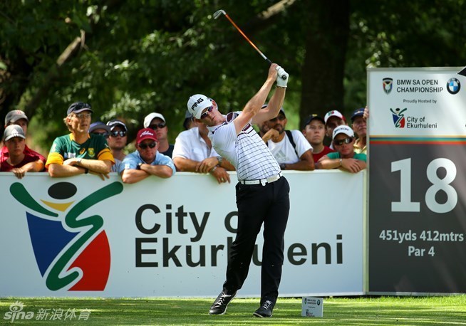 斯通俯身深情亲吻奖杯，仿佛在向这项国家公开赛的悠久历史致敬