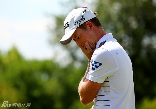 斯通面带灿烂笑容，与赛事颁奖嘉宾在果岭上亲切握手致意