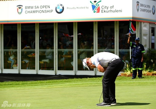 年轻的冠军斯通手持奖杯站在镜头前，眼神中充满了对未来的无限憧憬