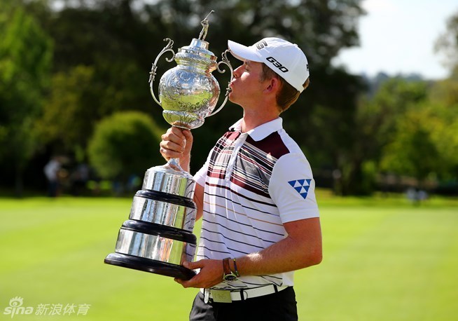 决赛轮最后一洞，斯通全神贯注地开出关键一球，姿态稳健而自信