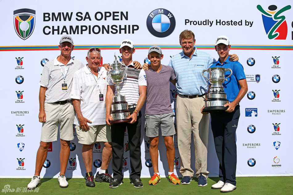 斯通与礼仪空姐在颁奖典礼上手持奖杯开心合影，分享冠军的荣耀时刻