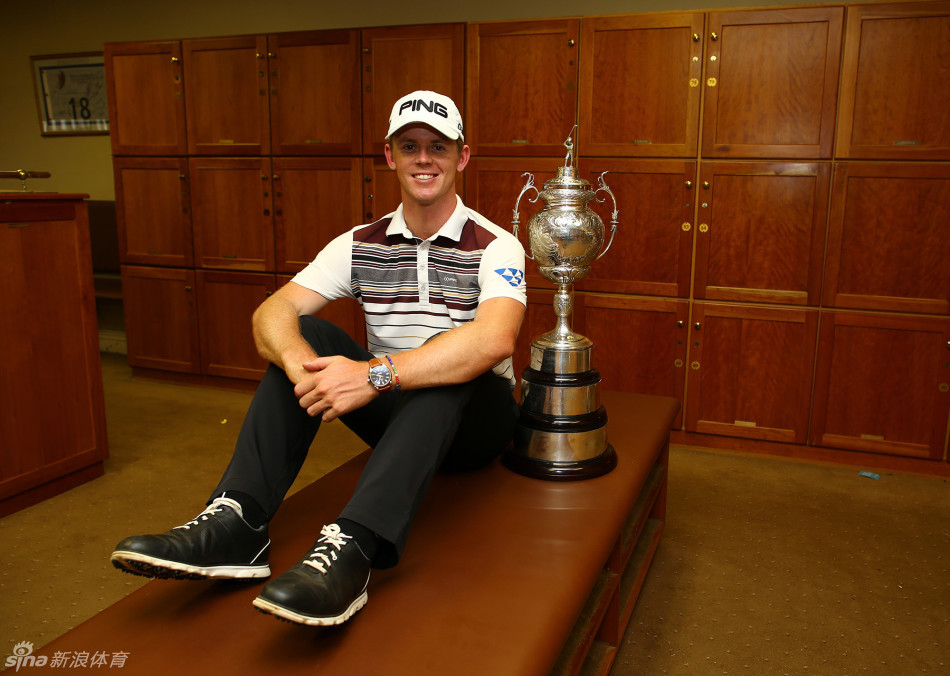 斯通在更衣室深情凝视并亲吻南非公开赛冠军奖杯，喜悦与自豪之情溢于言表