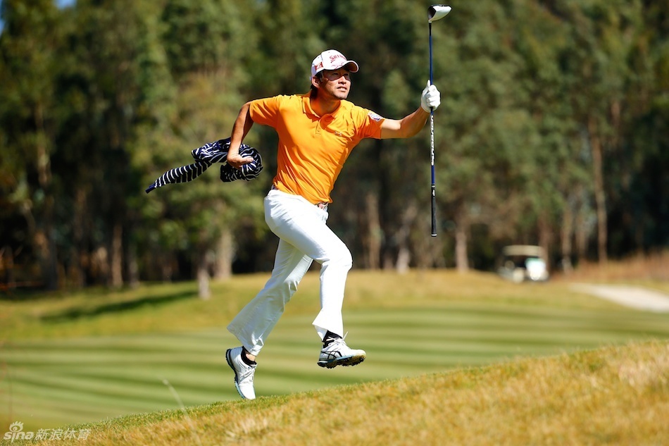 中华台北选手黄韬在成功推杆后，脸上绽放出灿烂无比的笑容，高举球杆与观众分享喜悦时刻