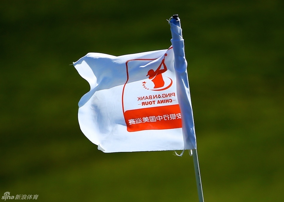 美国选手亚历山大-姜在全神贯注地准备开球，他目光坚定地凝视远方球道，身姿沉稳