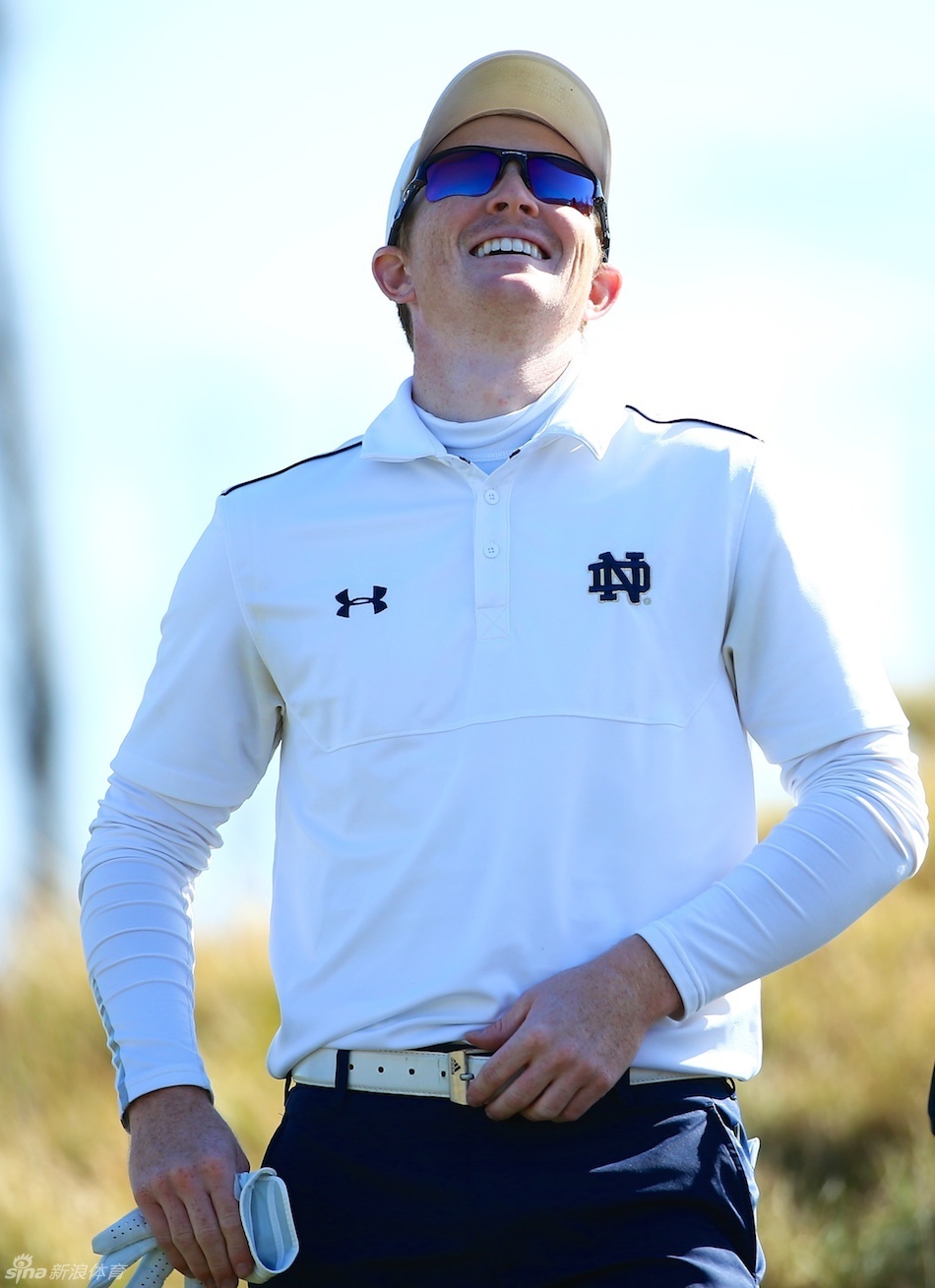 赛事标志与‘春’字主题巧妙结合的背景板，寓意着赛事在春暖花开的季节里充满生机地举办