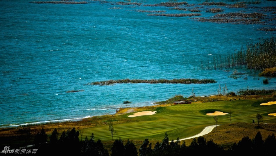 选手在开球台上凝神准备，身后是碧波万顷的阳宗海，天地开阔，气势恢宏