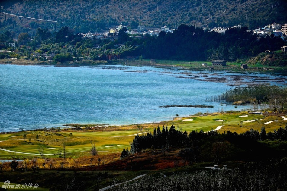 球道蜿蜒于起伏的山地之间，原生植被与人工草皮完美融合，构成一幅自然的画卷