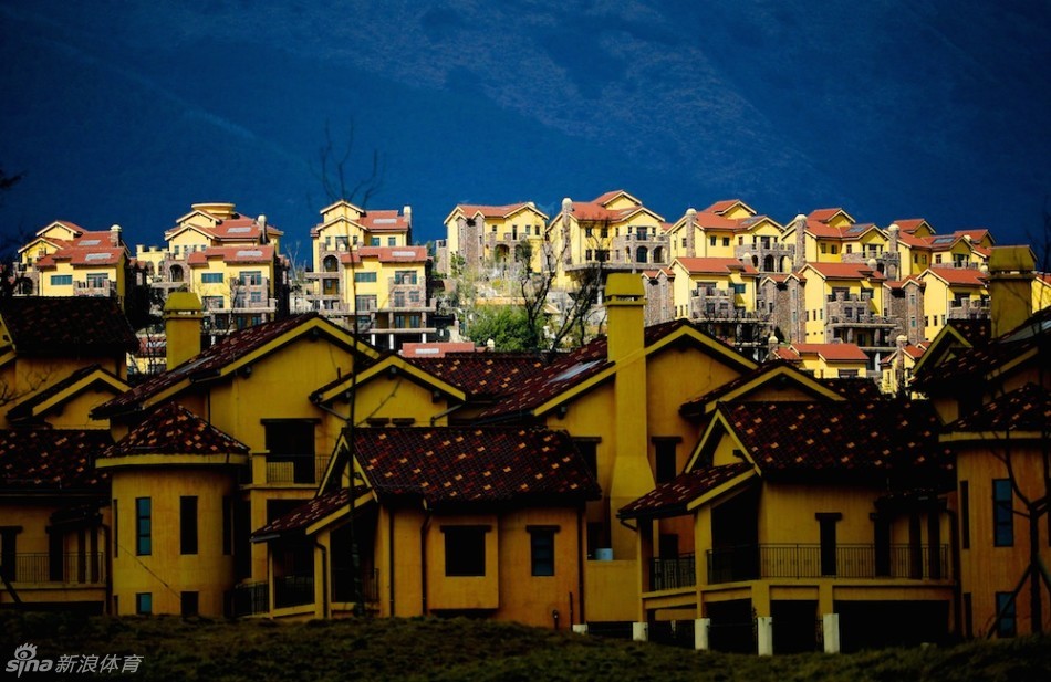 高尔夫球划过湛蓝天空，形成一道优美弧线，背景是典型的云南高原湛蓝天空与朵朵白云