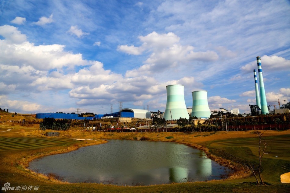 赛场一侧的阳宗海湖面平静如镜，倒映着天空与山影，水天一色，美不胜收