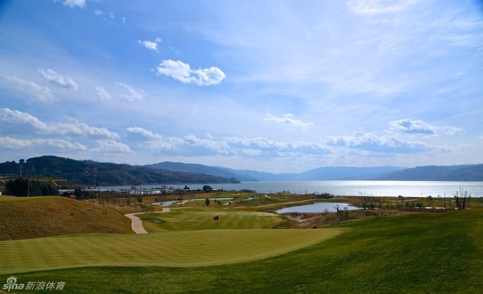 比赛间隙，选手与球童行走在球道上，人与自然的和谐共处，构成了运动与休闲的完美画面