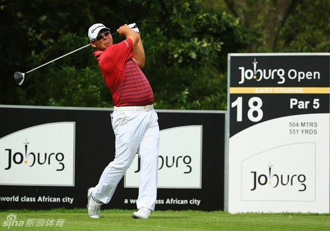 英格兰名将大卫-豪威尔在约堡公开赛第十八洞开球,晨光勾勒出他专注的侧影。