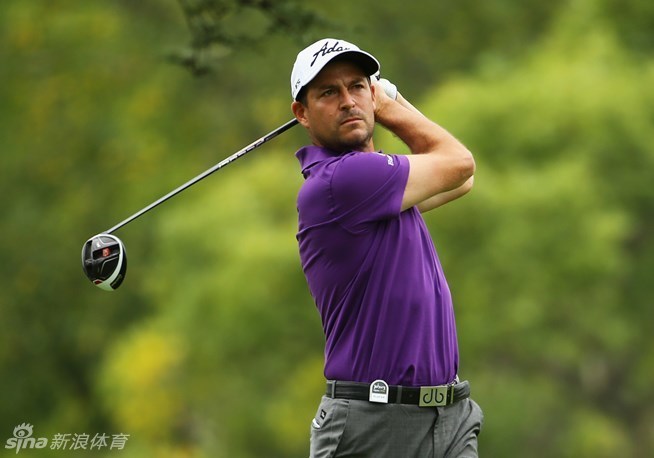 本土领先者沃特斯推入关键小鸟推后振臂庆祝,观众席上传来热烈掌声。