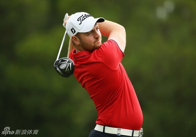 比赛因雷雨暂停,球员在会所休息,窗外乌云密布预示着挑战尚未结束。