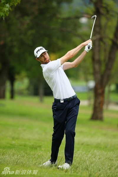 约堡公开赛首轮领先者沃特斯在球道上精准击球,目光坚定地望向果岭方向。