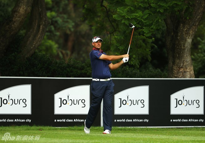 津巴布韦球手马克-威廉姆斯在果岭边仔细观察推杆线路,成败在此一举。