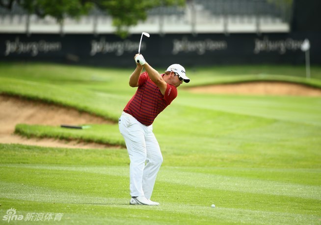 首轮比赛结束后,记分榜前聚集了关注赛事进展的球员与观众。