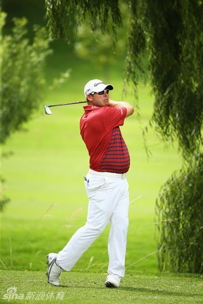 马克斯-奥林在长草区中冷静处理困难球位,展现职业球员的应变能力。