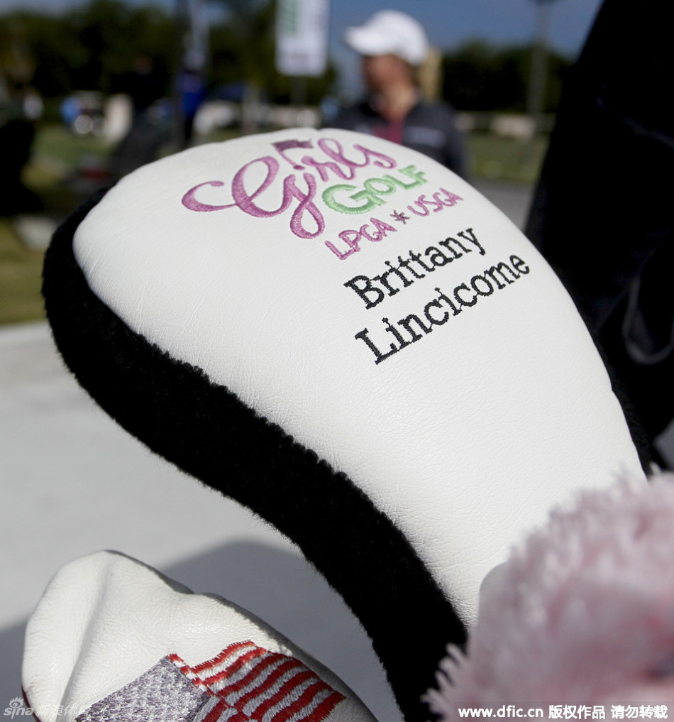 莫莉娅、阿瑞雅与林西科姆三人头挨着头，对着手机镜头绽放灿烂笑容自拍合影