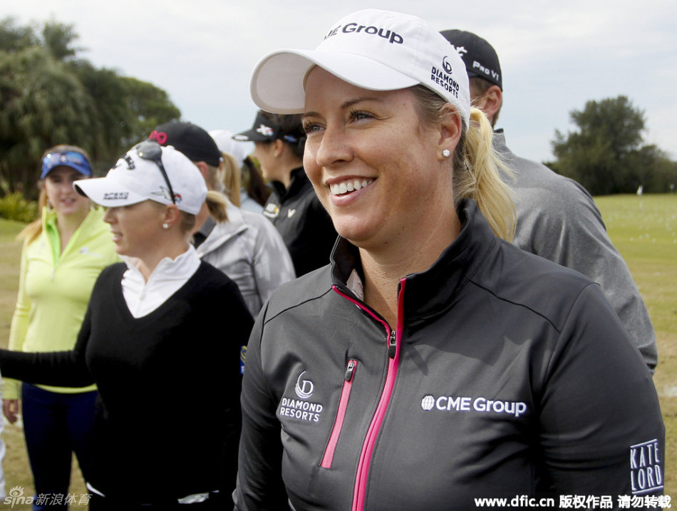 布里特莉-林西科姆手持球杆，杆头上的特色杆头套造型别致可爱