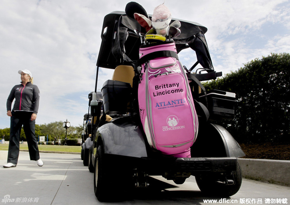 高宝璟在配对赛中轻松挥杆，动作流畅优雅，背景是广阔的蓝天与球场