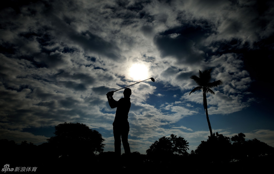 李昊桐凝神静气，在晨光中仔细观察球道走向与落点