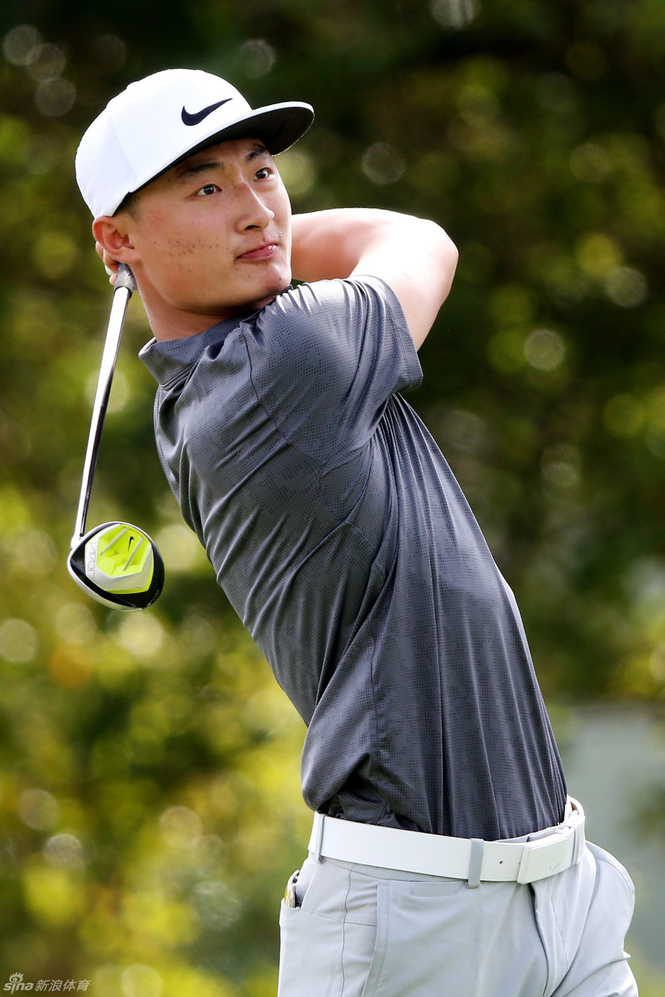 李昊桐的挺拔身姿与夏威夷海岸风光融为一体，形成一幅动人运动画卷