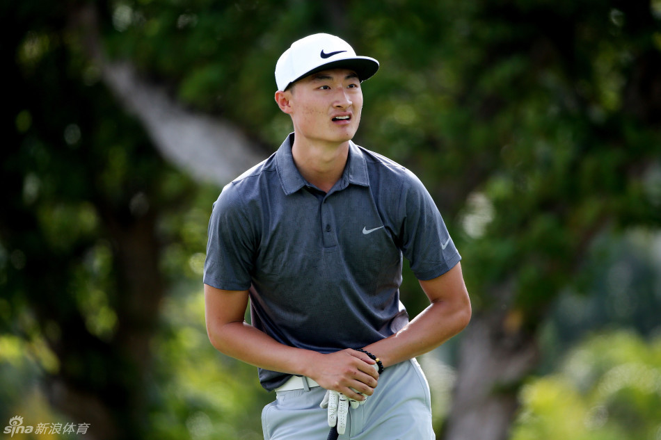 李昊桐全神贯注完成优雅随挥动作，身影在球场上舒展有力