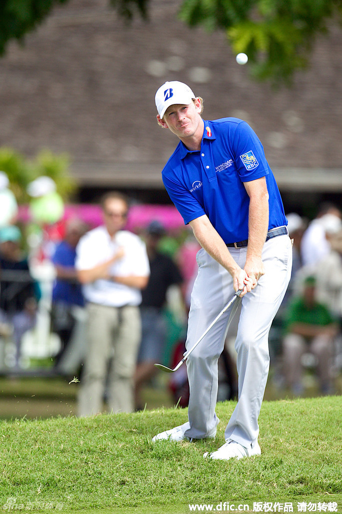 李昊桐与球童并肩前行，在赛场上交流策略，神情专注而自信