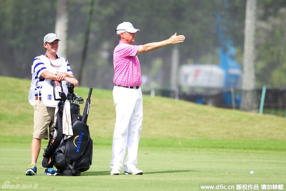 李昊桐在完美击球后顺势完成收杆，姿态平衡而充满力量感