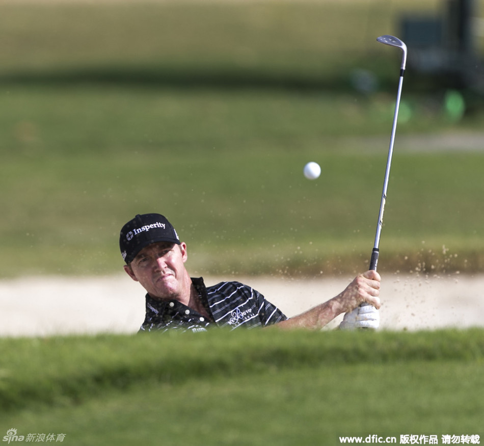 比赛间隙，李昊桐面露微笑神情放松，展现出享受比赛的良好心态