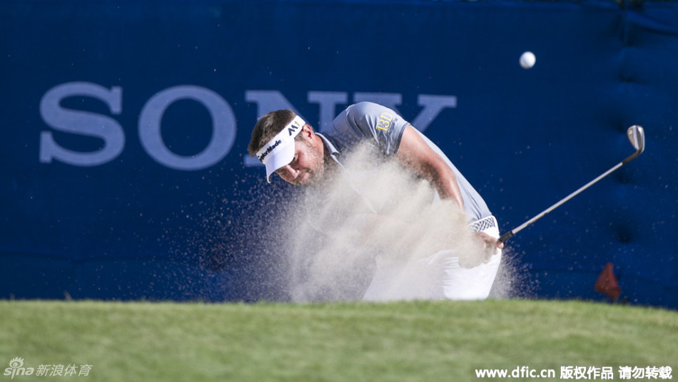 斯内德克尔在大树下屈身挥杆，杆头巧妙避开枝桠，击出一记精妙的低飞救球
