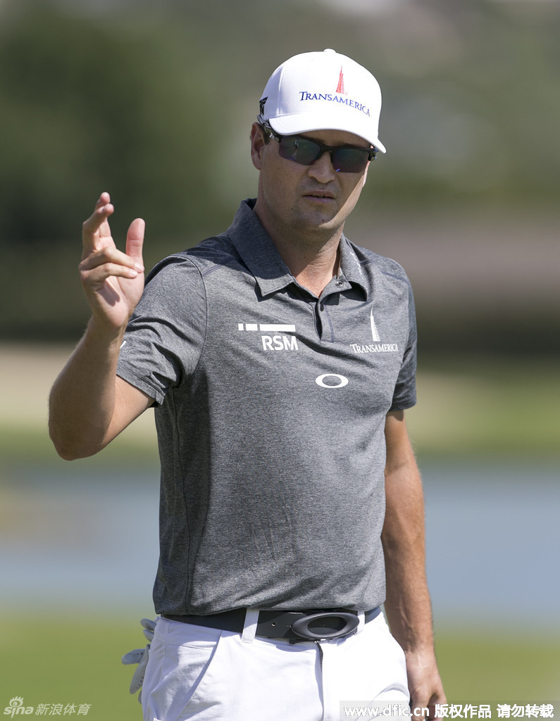 卢克-唐纳德全神贯注，挥杆动作如诗般流畅，在黄昏光影中勾勒出完美弧线