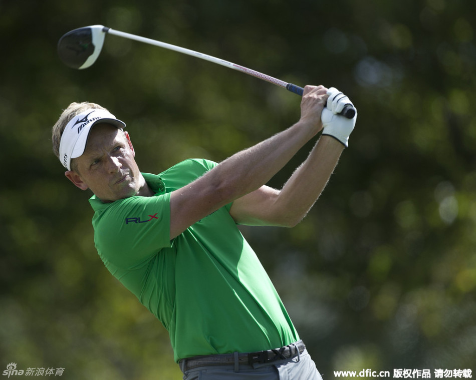 凯文-基斯纳在球道中冷静观察，谋划下一杆进攻策略，表情沉着自信