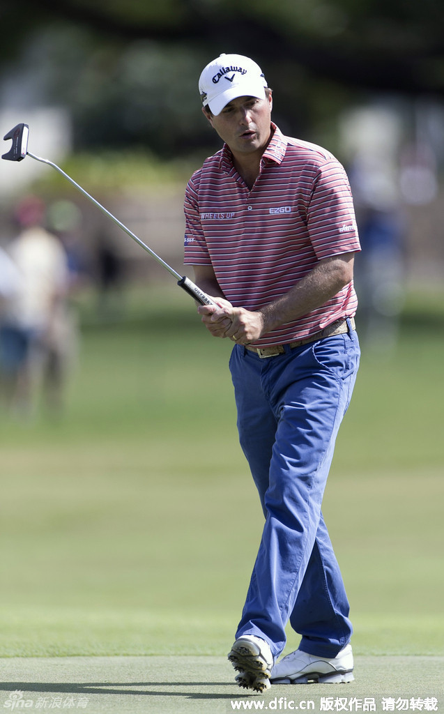 斯内德克尔于树下困境中巧妙一击后，面露微笑，满意地看着小球飞向果岭