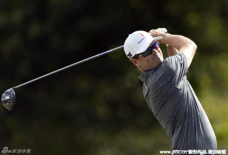 扎克-约翰逊完成一记大力击球后，身体完美平衡，目送小白球划破长空飞向目标