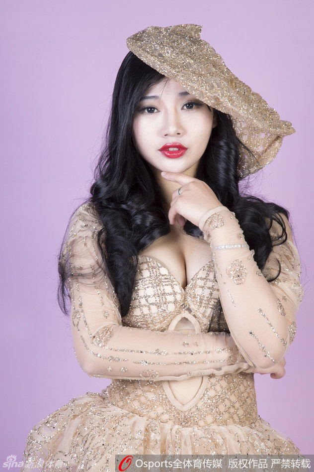 江苏肯帝亚主场DJ身着复古裙装，一个不经意的回眸，无辜眼神中藏着万种风情，仿佛时光倒流。