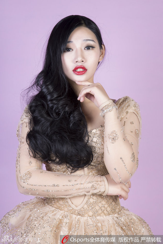 面对镜头，她无辜回眸，眼中仿若含水。复古装扮下的微笑既优雅又迷人，身后的赛场喧嚣仿佛都被这份温柔凝固。