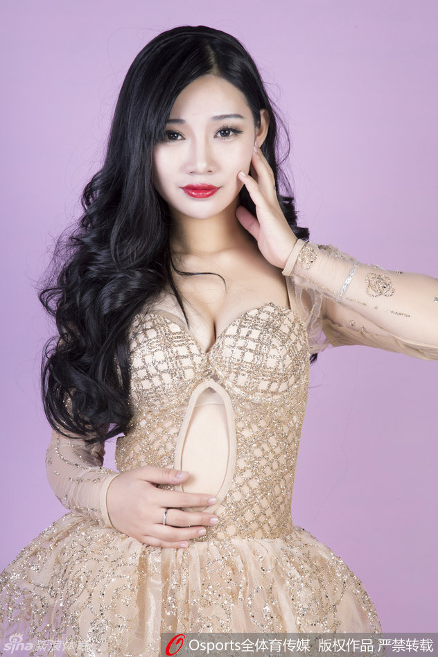 江苏肯帝亚主场DJ侧身而立，复古装扮勾勒出优雅身姿，高跟鞋的线条在灯光下若隐若现，整个画面充满电影质感。