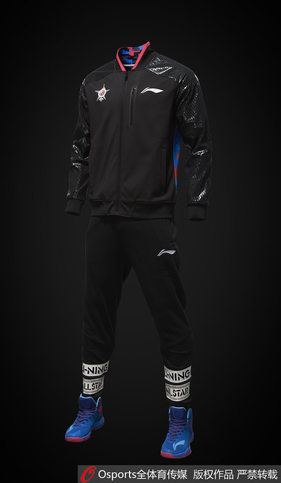 北区全明星队员身着红白配色出场服亮相，背后醒目的狼头图案彰显着北区的不羁与野性。