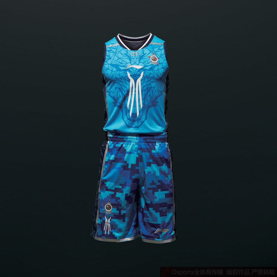 特写镜头下的全明星战靴绿幽灵，黑色鞋面上布满迷彩纹路，在灯光下透露出一丝神秘的战斗气息。