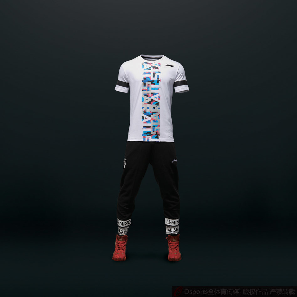 扣篮大赛中王潼腾空而起，身着北区全明星投篮服的他如同飞人一般，准备将球砸进篮筐。