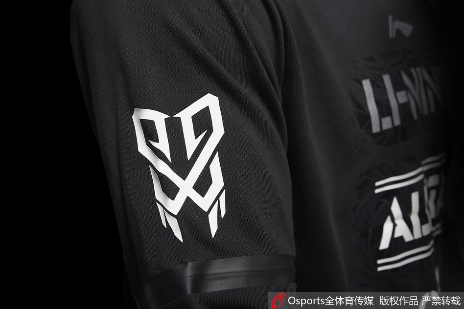 赛后的易建联身披南区毛巾，身穿南区全明星装备向观众致意，背景里是闪耀的东莞东风日产文体中心。