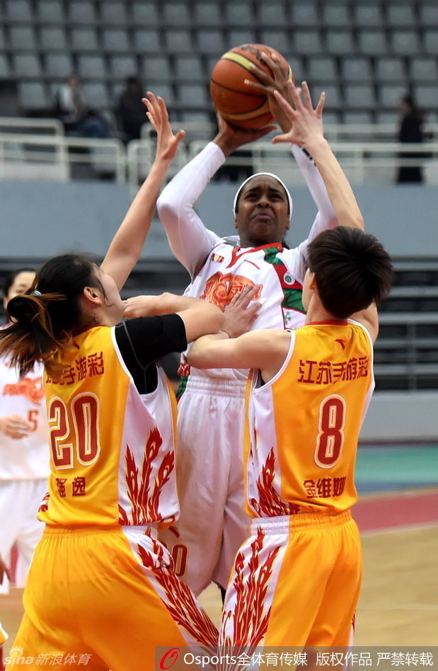 眼神如炬的仙扬·帕克在内线强硬卡位，面对上海队多人包夹，她高高跃起，将篮板球稳稳揽入怀中，为河南队的反击吹响号角。
