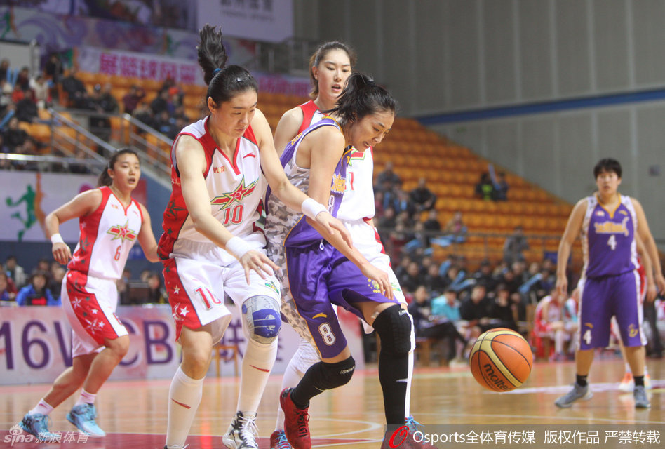 黄品臻如灵蛇出洞，一个变向晃过防守者，眼神坚毅地穿透上海队的防线，下一秒，她手中的皮球就将如精确制导的导弹般传给空位的队友。