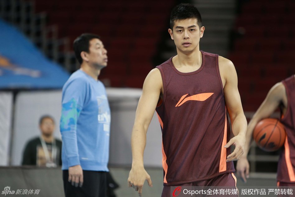 吉喆在篮下进行投篮训练，皮球精准入网，这位北京男篮的功勋前锋用日复一日的苦练守护着球队的内线荣耀。